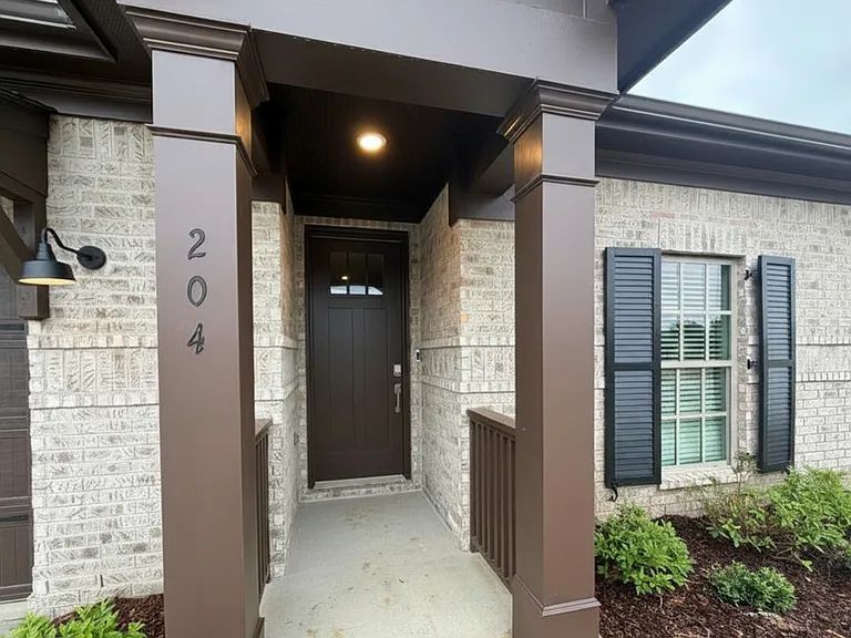 204 Stockyard Cir — Photo 2