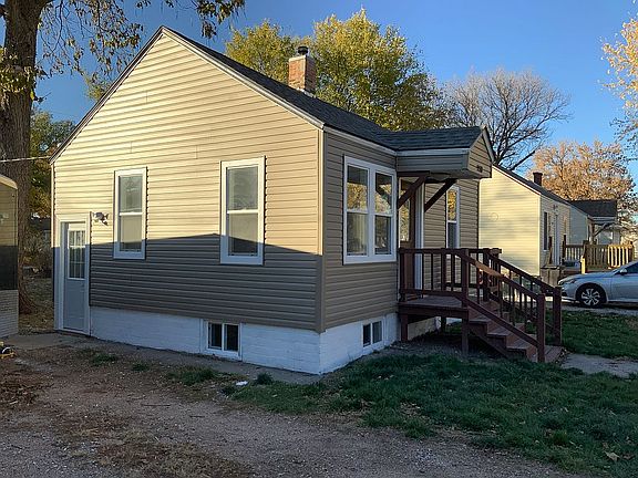 2nd image of 2210 N Huston Ave