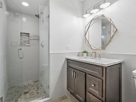 3rd image of 1229 W Madison St Unit A