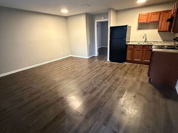 4th image of 2021 Cambridge Dr #4