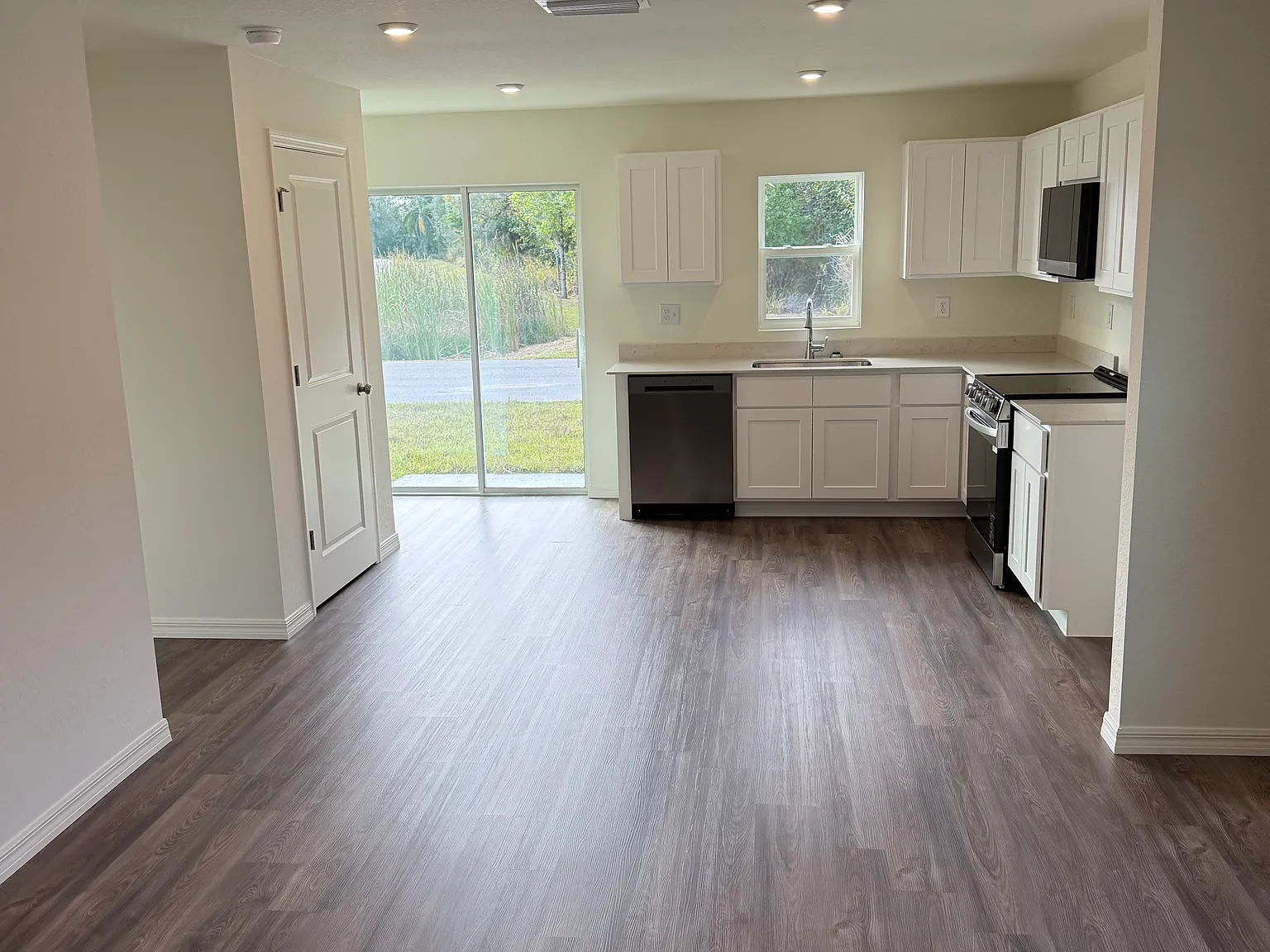 3 bed, 1409 sqft, $1,900 — Photo 3