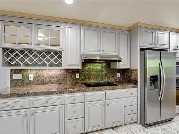 4th image of 5481 Kaveny Dr