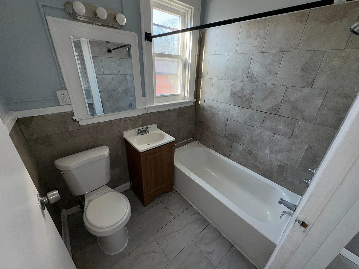Building Photo - 586 Lyons Ave #5