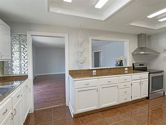 5th image of 4006 Hartford Dr