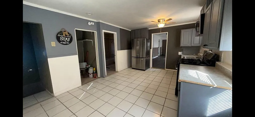 1166 Mount St — Photo 3