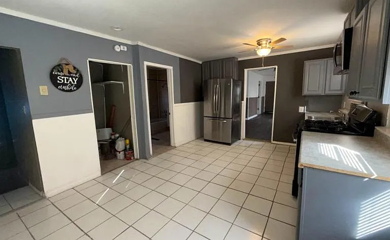1166 Mount St — Photo 3