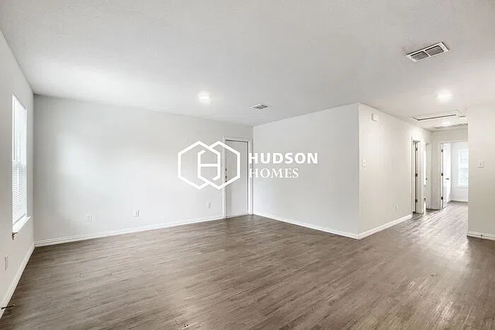 3 bed, 1.0 bath, 838 sqft, $1,025 — Photo 3
