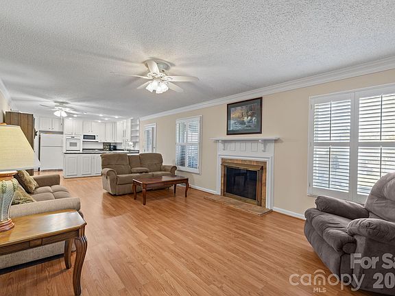 3rd image of 401 Downing Dr