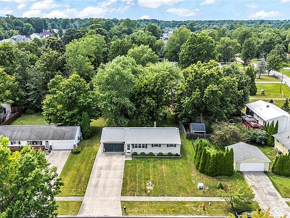 5th image of 708 Charlotte Dr