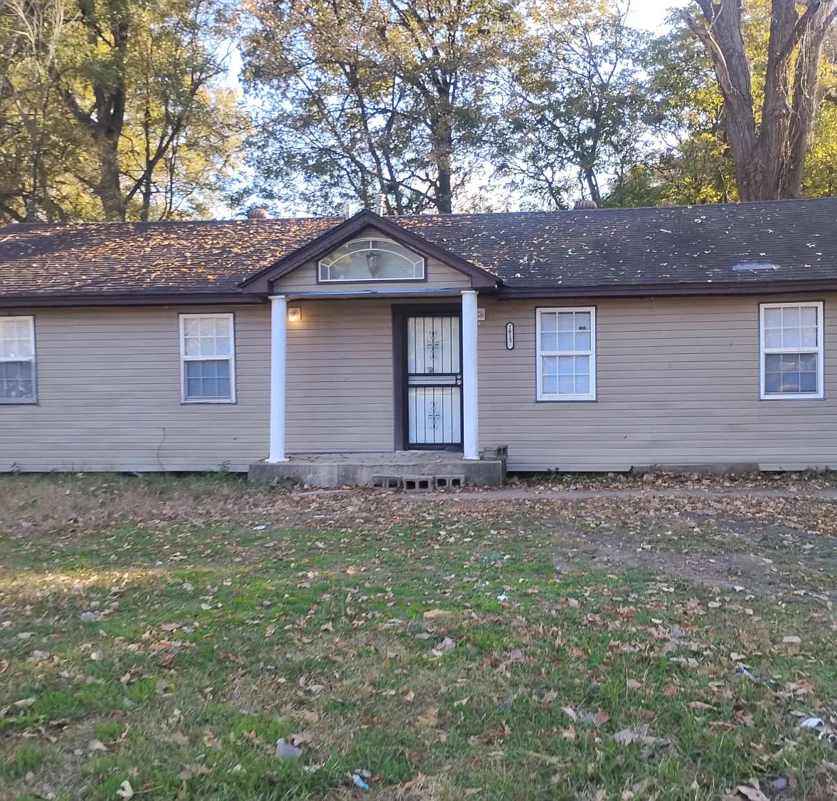 3 bed, 1300 sqft, $1,100 — Photo 1