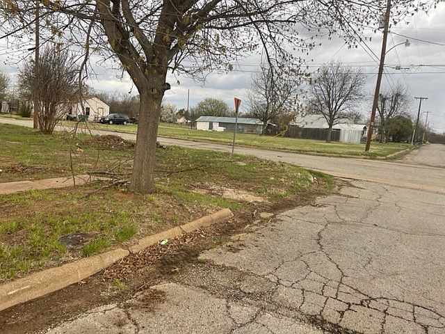2nd image of 611 N Avenue F