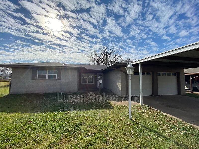 406 W Douglas Dr
