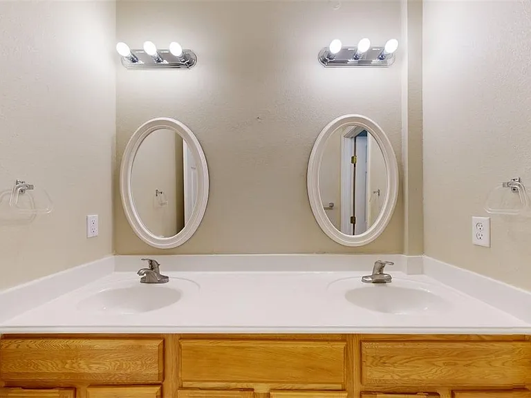 1724 Boardwalk Ct — Photo 16