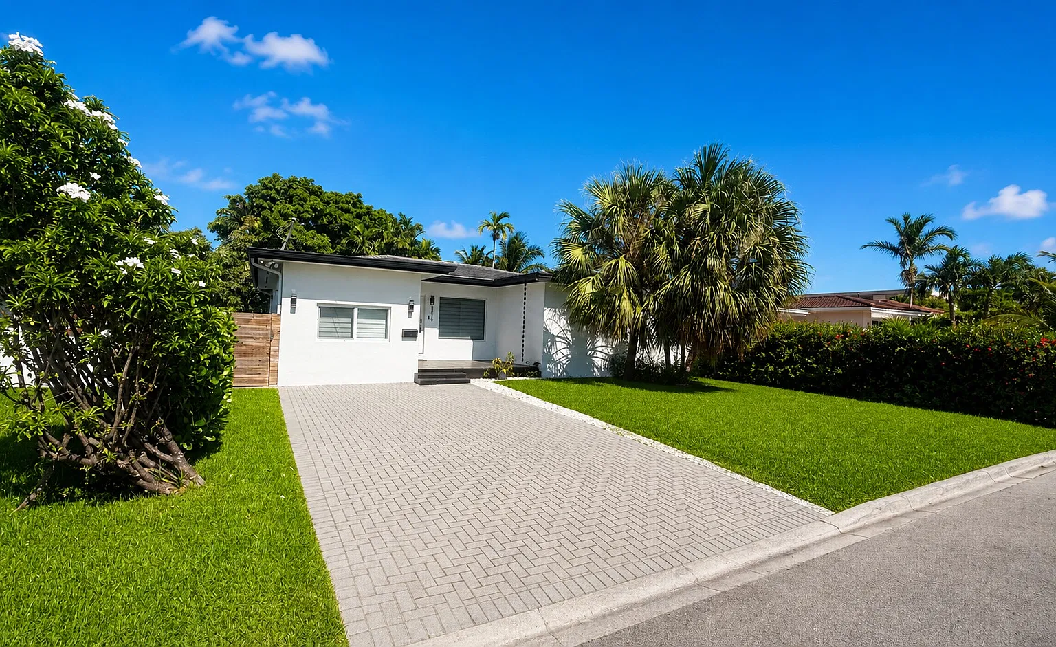 4 bed, 1954 sqft, $8,600 — Photo 2