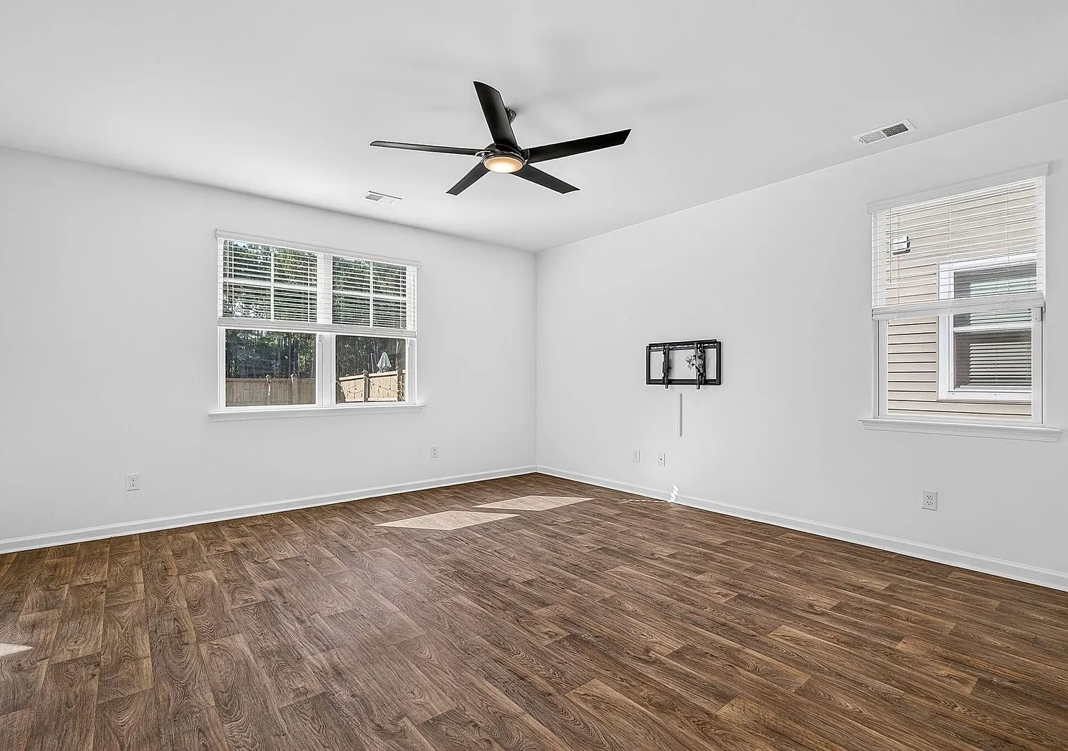 Spacious Summerville Home with Community Amenities — Photo 4