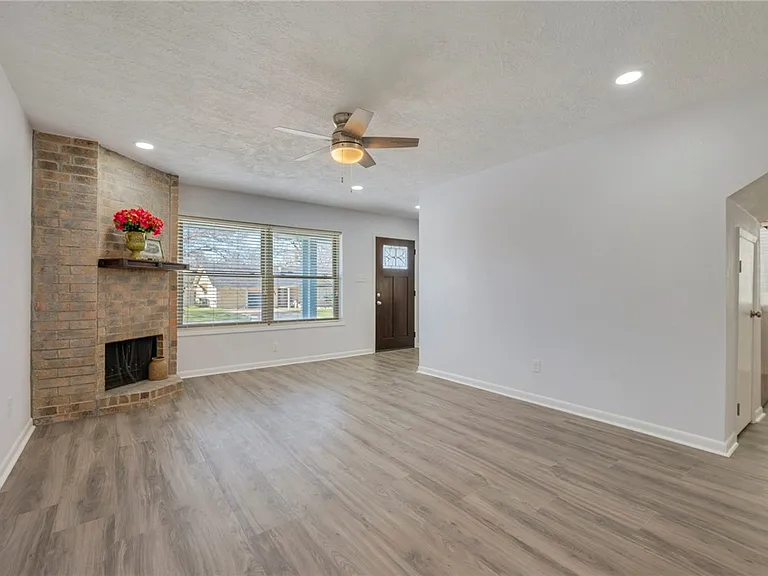 1428 Magnolia Dr — Photo 3