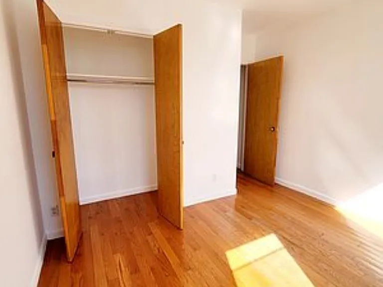 206 E 10th St #5N — Photo 3