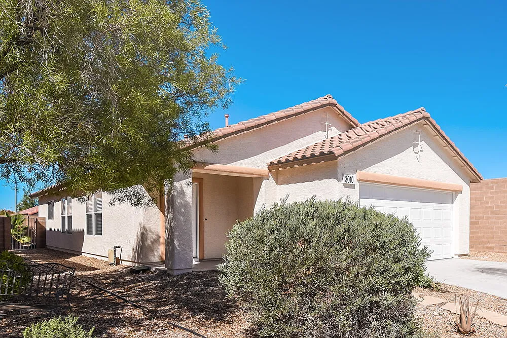 3 bed, 2.0 bath, 1722 sqft, $2,290 — Photo 3