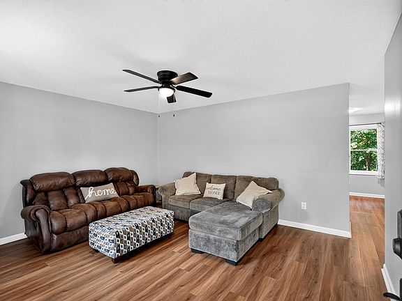 5th image of 145 Maplewood Dr
