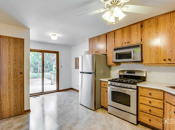 4th image of 420 Hawthorne Ln