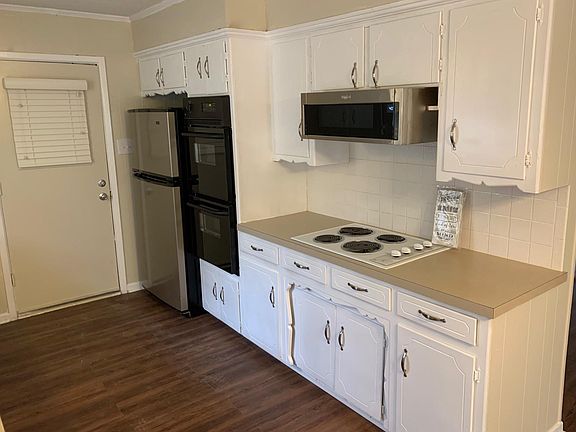 3rd image of 2402 Hillcrest Ave