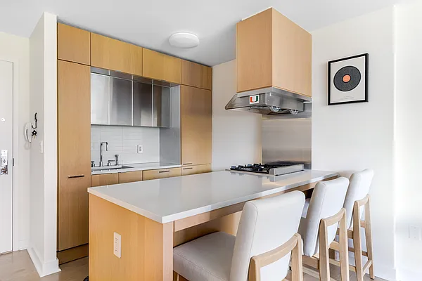 Rented by SERHANT. | media 3