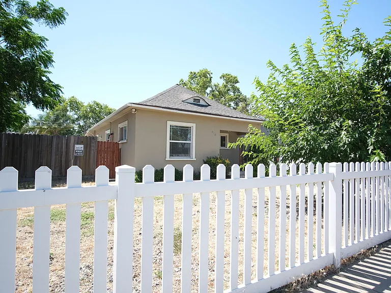 810 E Olive Ave — Photo 3