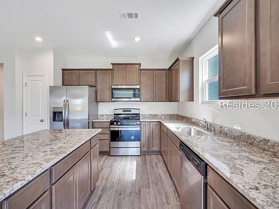 5th image of 82 Hillcrest Way