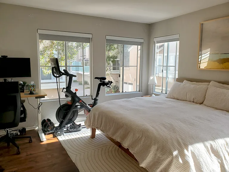 Master Bedroom - king size bed
Light and Bright