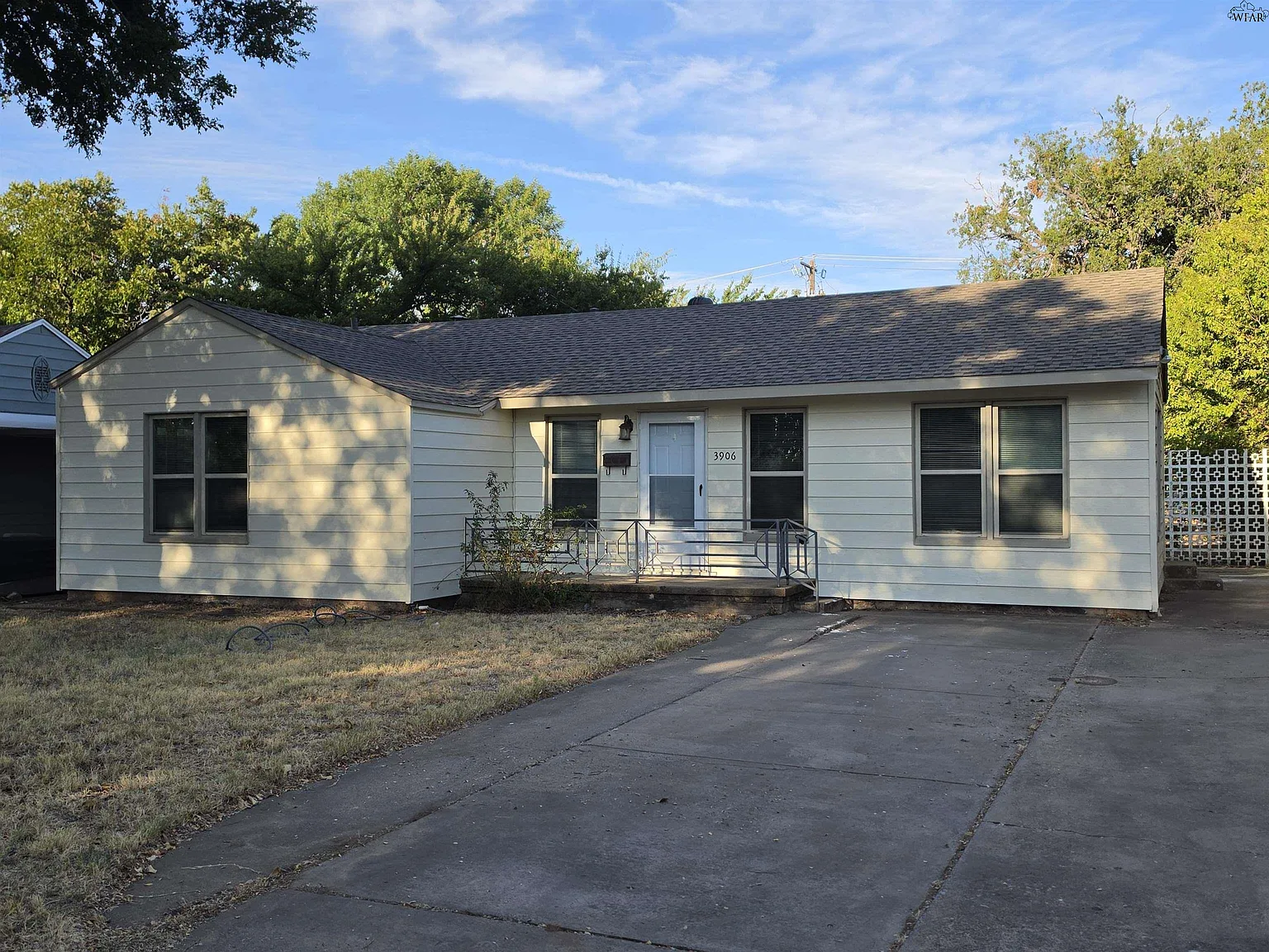 2 bed, 1.0 bath, 1200 sqft, $1,300 — Photo 1