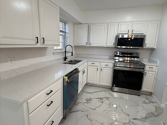4th image of 2529 Rutgers Dr
