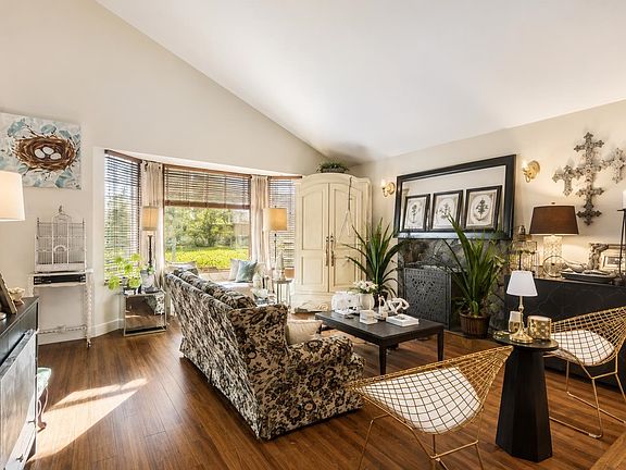5th image of 875 Porteau Pl