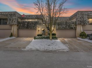 1215 Oakwood Ct, Rochester, MI 48307