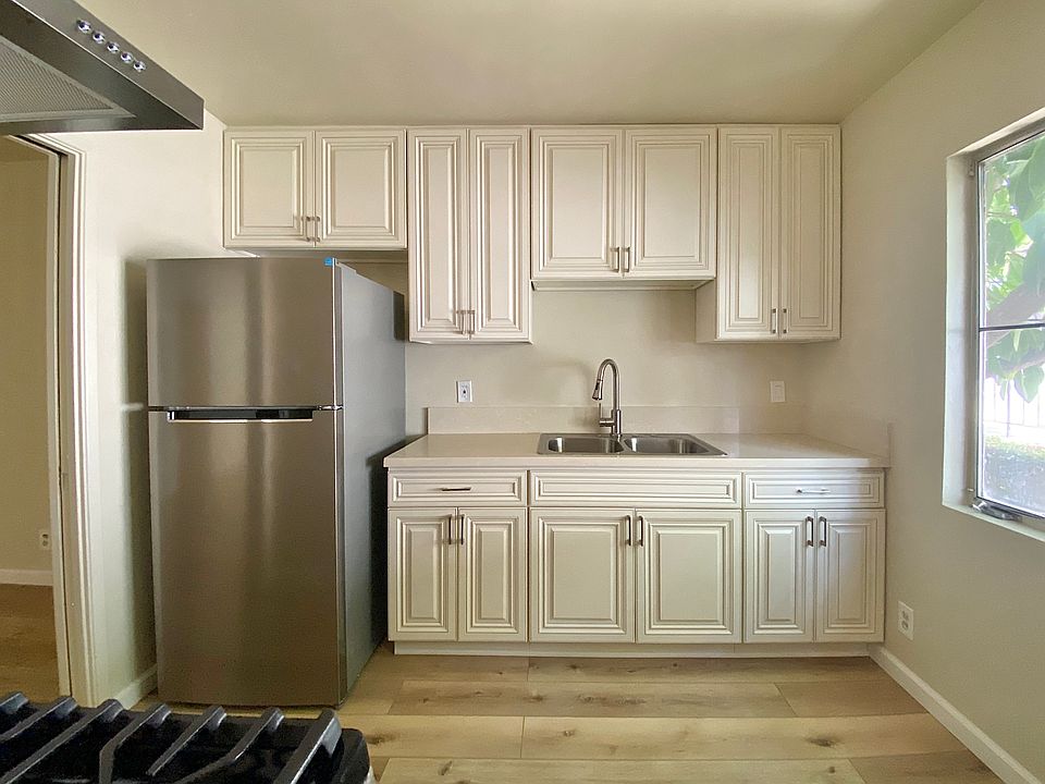 1st image of 208 S Mariposa Ave
