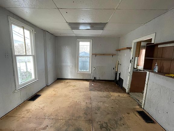 4th image of 346 W Main St