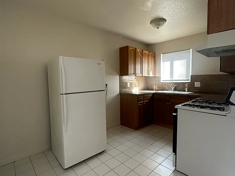 137 E Harding Way #F — Photo 1