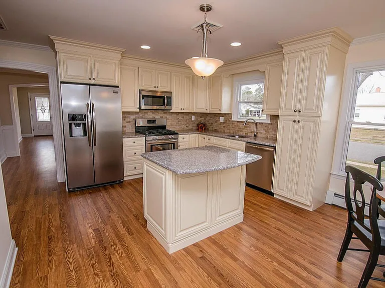 240 Cabrillo Blvd — Photo 4