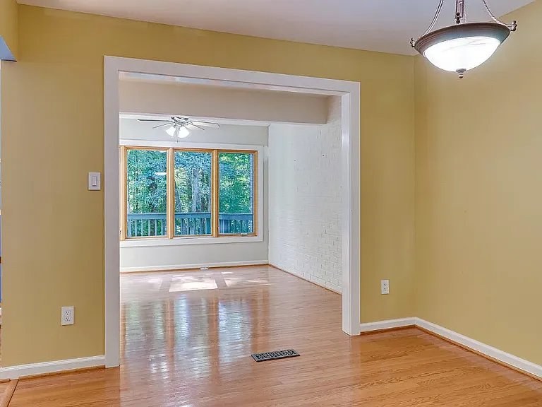 2210 Glencourse Ln — Photo 2
