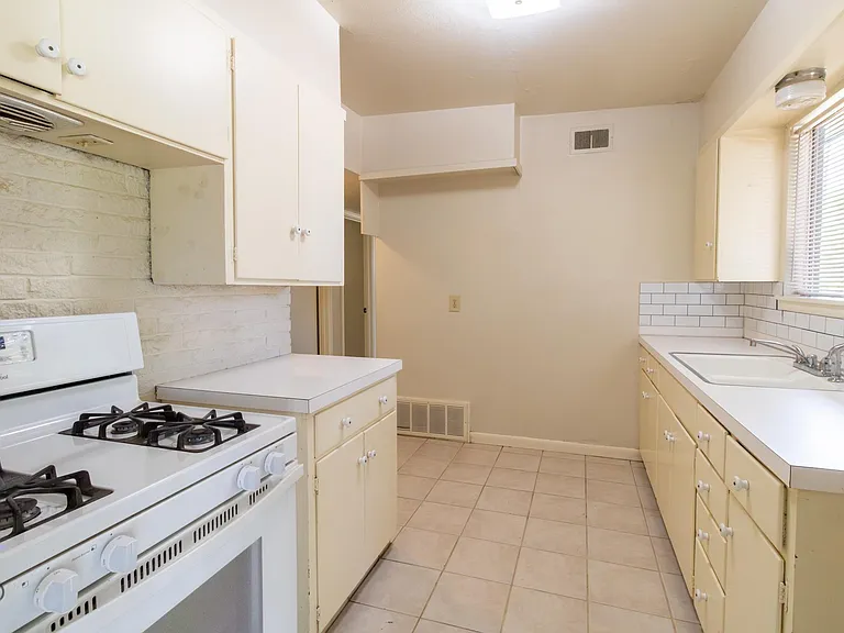 609 W Texas Ave — Photo 10