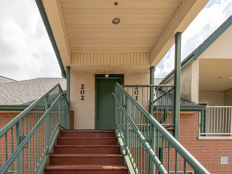 1109 Club Village Dr — Photo 27