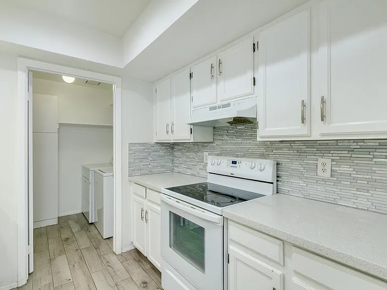 1440 W La Jolla Dr — Photo 4