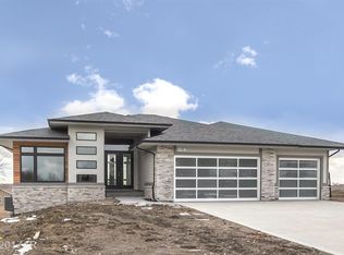 8218 Aspen Dr W, Des Moines, IA 50263