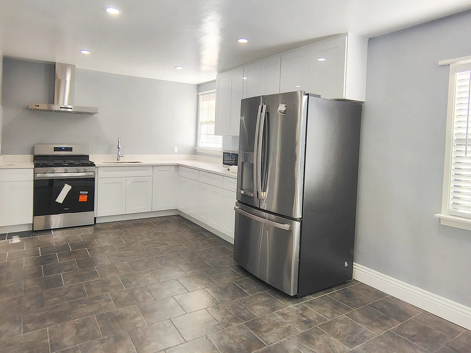 3 bed, 1008 sqft, $3,400 — Photo 2