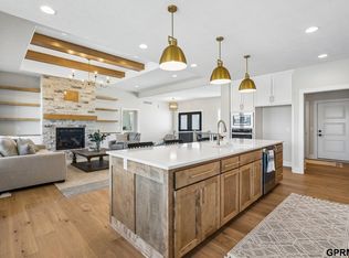 21512 E Cir, Omaha, NE 68022