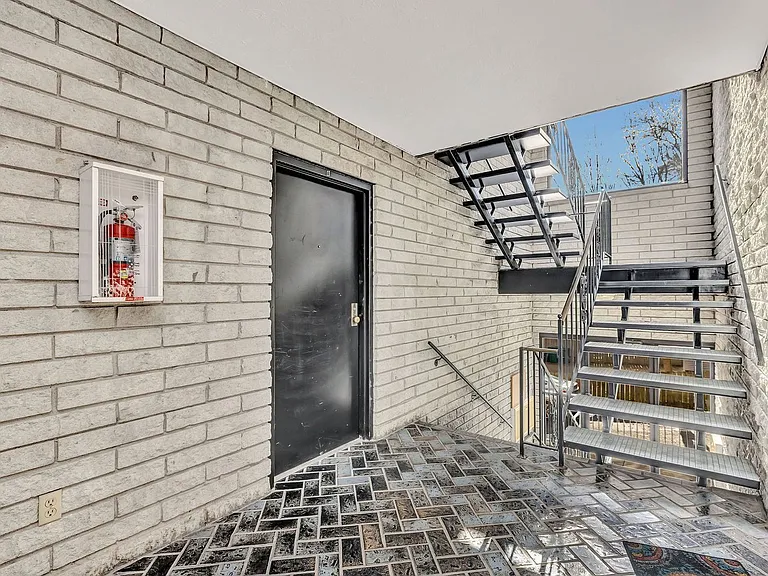 Delta Bend Apartments in Mount Lookout — Photo 13