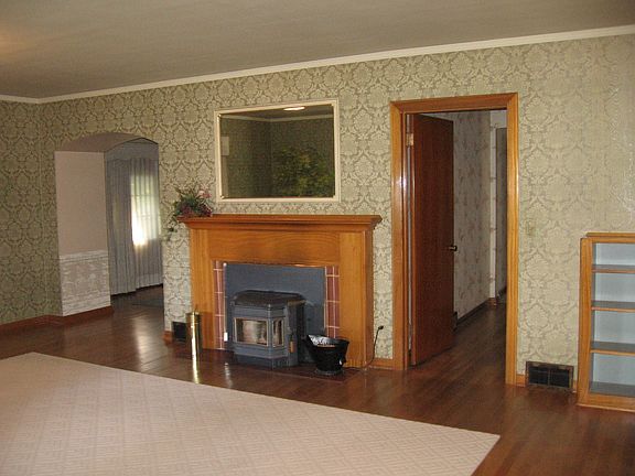 Elegant true Oak hardwood floors, cabinets, & book shelves..