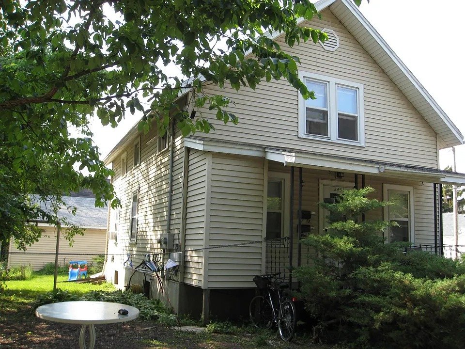 2 flat building. Upper unit for rent