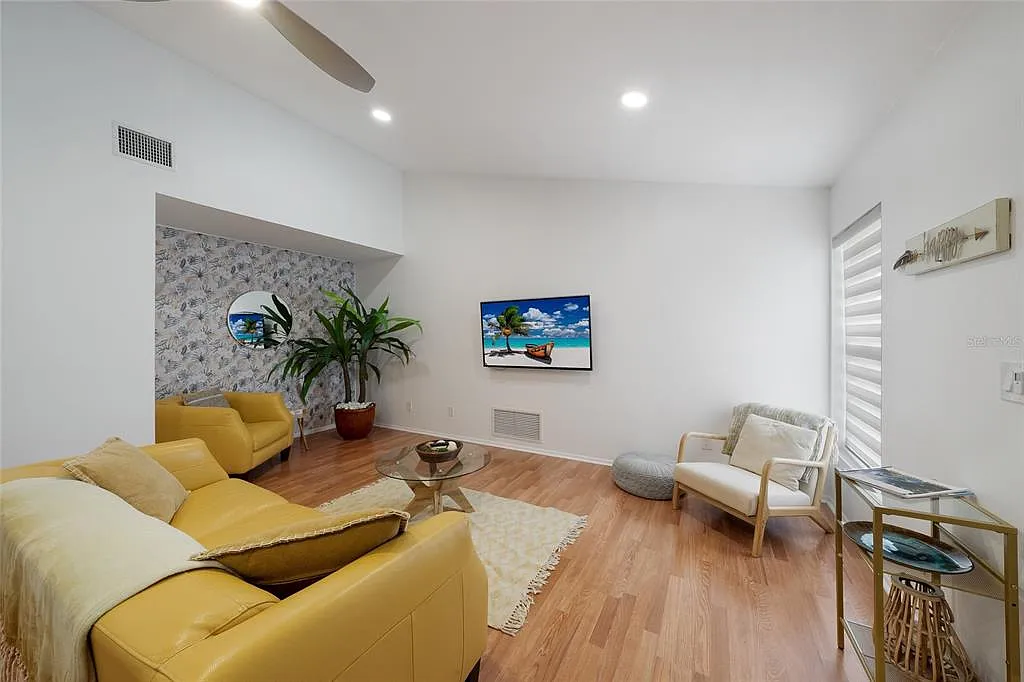 3 bed, 2.0 bath, 1154 sqft, $2,200 — Photo 3