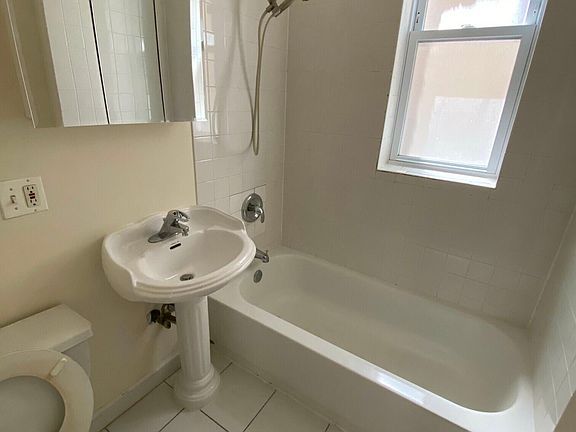 4th image of 857 W Cornelia Ave #2D