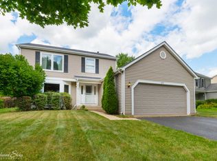 833 Pin Oak Cir, Cary, IL 60013